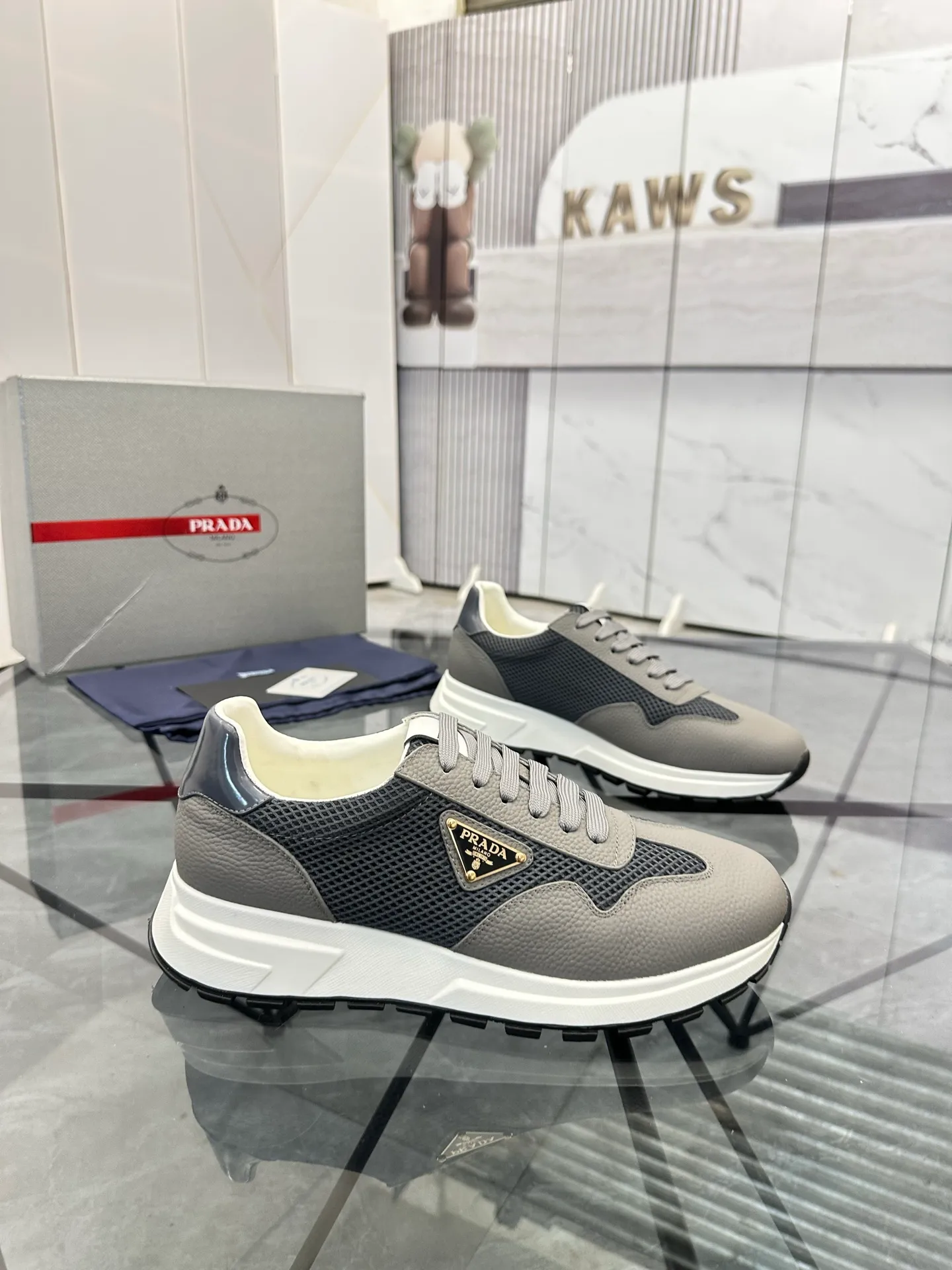 Men's shoes: 💰P600¥ High-end top quality Product trademark: Prada *"Prada*" low-top casual shoes Regular size: 38-45 (can be customized to 46) Product materials: imported first-layer cowhide stitching original material on the upper, water-dyed cowhide lining, cowhide foot pads, original outsole. No.: 001
